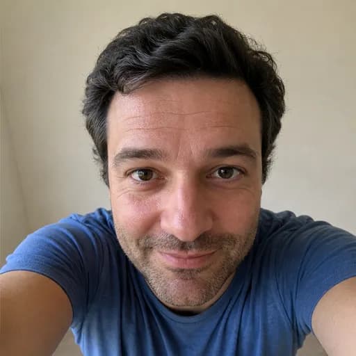 Selfie con el brazo extendido que muestra una distorsión de gran angular de la cara